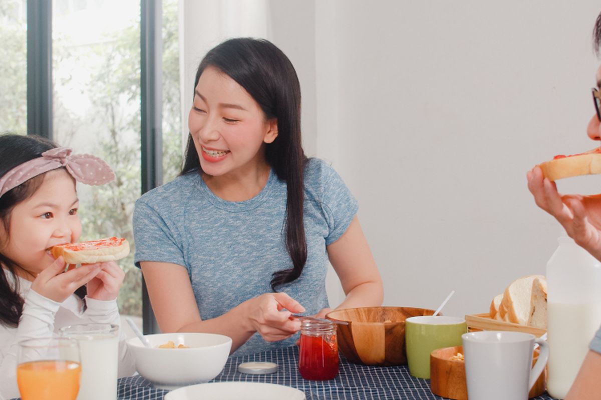 psikolog anak, tips parenting, snacking time dengan anak, bonding time orangtua dan anak, snack time untuk anak, manfaat snacking time, manfaat bonding dengan anak, Bukan Sekadar Ngemil, Snacking Time Bisa Jadi Momen Bonding antara Orangtua dan Anak