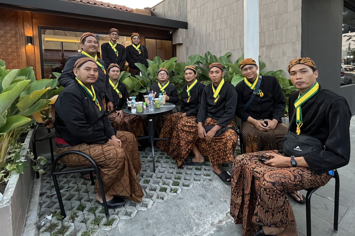 Malam 1 Suro, Mangkunegaran, Kirab Malam 1 Suro, kirab 1 Suro, busana Kirab Malam 1 Suro, kirab malam 1 suro, Malam 1 Suro 2025, Kirab 1 Suro Mangkunegaran 2025, kirab 1 suro, busana kirab malam 1 suro, Gaya Pria Peserta Kirab Malam 1 Suro, Tampil Maksimal dengan Busana Jawa