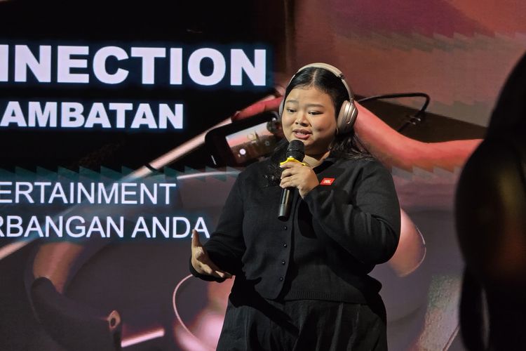 JBL Tour One M3 Smart Tx, fitur JBL Tour One M3 Smart Tx, 10 Fitur Headphone JBL Tour One M3 Smart Tx, Cocok untuk Audiophile, 1. Smart Tx: pemancar audio nirkabel, 2. Auracast untuk dengerin audio bareng, 3. ANC 2.0, 4. Hi-Res dan Lossless Audio, 5. JBL Spatial 360, 6. Personi-Fi 3.0, 7. Smart Talk, 8. Baterai hingga 70 jam, 9. Bisa terhubung kedua perangkat sekaligus, 10. Desain nyaman dan ergonomis