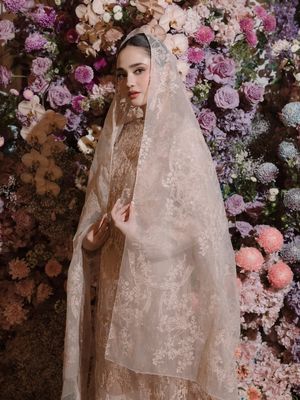 6 Detail Style Syifa Hadju Saat Pengajian Jelang Nikah, Nuansa Pastel, 1. Busana Bernuansa Pastel yang Lembut, 2. Siluet Longgar, 3. Material Lace dan Tulle yang Mewah, 4. Veil Panjang yang Dramatis, 5. Makeup Soft Glam yang Natural, 6. Aksesori Minimalis yang Berkelas