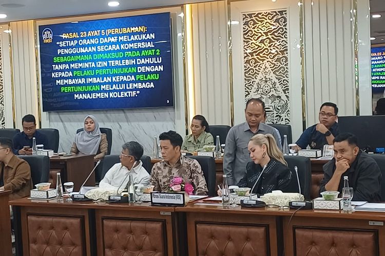 Ariel NOAH, Ahmad Dhani, revisi UU Hak Cipta, royalti musik Indonesia, rapat dpr royalti musik, rapat royalti musik, Ahmad Dhani ditegur Komisi XIII, kericuhan rapat DPR royalti musik, Ariel Noah vs Ahmad Dhani di DPR, Kronologi Ahmad Dhani Hampir Diusir Saat DPR Bahas Royalti Musik, Awal rapat: Ariel Noah sampaikan keresahan penyanyi, Interupsi Ahmad Dhani bikin rapat ricuh, Judika angkat isu distribusi royalti, Dhani kembali potong pembicaraan, Ketua rapat tegur keras Ahmad Dhani