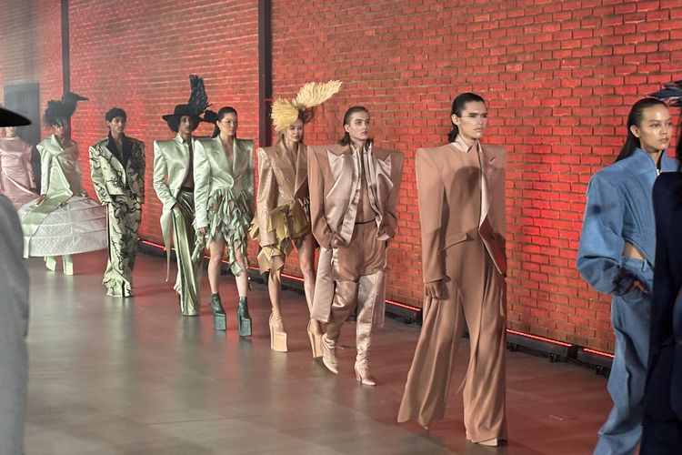 Harry Halim, tips fashion, tips mix and match, harry halim designer, harry halim fashion show, fashion tips, Tips Tampil Unik ala Desainer Harry Halim, Coba Tone-on-Tone, Tone-on-tone ala Harry Halim, Perpaduan klasik dan kasual, Gaya yang bisa diterapkan siapa saja, Hitam sebagai warna signature