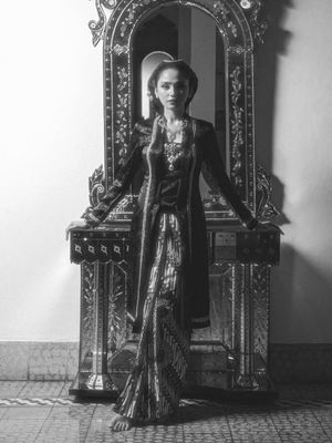 Syifa Hadju, 9 Gaya Prewedding Syifa Hadju–El Rumi, Elegan dalam Nuansa Royal Jawa, 1. Kebaya gelap dengan siluet klasik, 2. Beskap Hitam yang Tegas dan Maskulin, 3. Sanggul Rapi dengan Sentuhan Tradisional, 4. Makeup Semi Bold, 5. Aksesori Emas yang Mewah, 6. Material Beludru yang Berkelas, 7. Palet Warna Bold dan Hangat, 8. Detail Kancing dan Bros Klasik, 9. Potret Bersama Abdi Dalem yang Menguatkan Nuansa Keraton