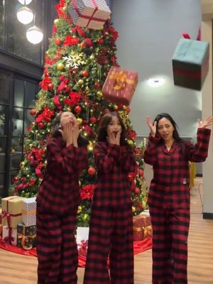 Erika Carlina, Rachel Vennya, Rachel Vennya dan Fuji, 7 Gaya Rachel Vennya dan Fuji Temani Erika Carlina Rayakan Natal, Kompak Tampil Kembaran, 1. Outfit merah bermotif kotak yang serasi, 2. Model busana santai dan nyaman, 3. Tampilan kembaran tanpa kesan berlebihan, 4. Rambut dibiarkan natural, 5. Riasan wajah minimalis, 6. Selaras dengan dekorasi Natal, 7. Memperkuat kesan kebersamaan sahabat