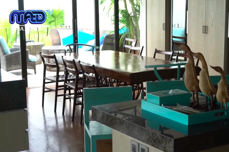 Irwan Mussry, Maia Estianty, vila Irwan Mussry di Bali, fasilitas vila Irwan Mussry, vila mewah Irwan Mussry, 6 Fasilitas di Vila Mewah Irwan Mussry, Ada Jacuzzi hingga Tempat Gym, Kamar tidur dengan pemandangan laut, Ruang makan nuansa kayu yang simpel, Main living room dengan dinding kaca, Balkon, tempat berkumpul dan menikmati sunset, Tempat gym, Kolam renang dan jacuzzi