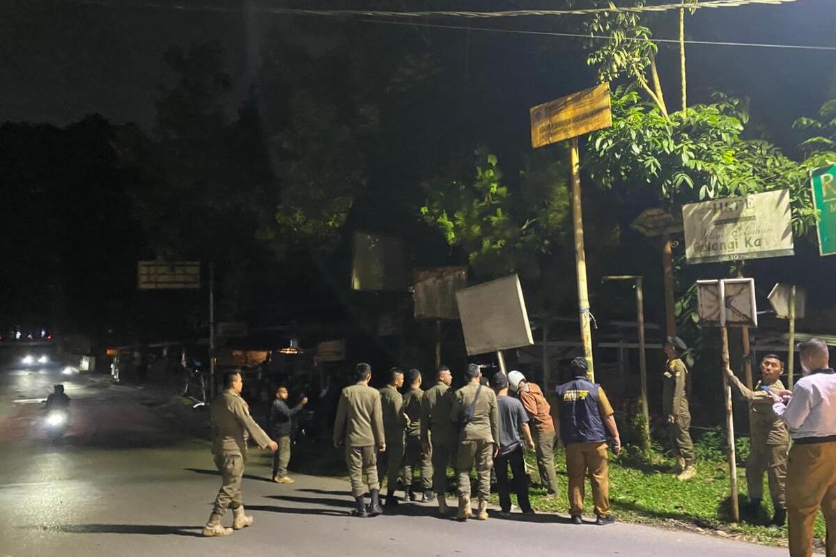 penertiban baliho, Usai Disorot Presiden Prabowo, Pemkab Bogor Tertibkan Baliho Reklame dan Atribut Semrawut
