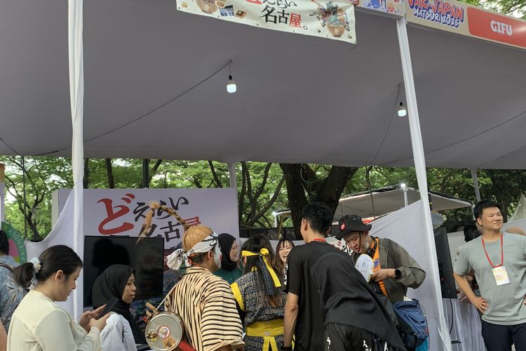 jak japan matsuri 2025, jak japan matsuri 2025 tiket, wisata jepang di jakarta, wisata nuansa jepang di jakarta, aktivitas seru di jak japan matsuri 2025, 8 Aktivitas Seru di Festival Jak-Japan Matsuri 2025, Banyak yang Gratis, 1. Menonton omikoshi, 2. Nonton konser, 3. Cari tahu info destinasi wisata di Jepang, 4.  Kulineran, 5. Ikut ragam aktivitas khas Jepang, 6. Berfoto dengan cosplayer, 7. Main games, 8. Cari tahu info beasiswa dan peluang kerja di Jepang