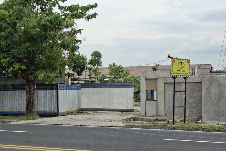 Karanganyar, Jokowi, rumah lama, rumah pensiun, Jokowi Pilih Tetap di Rumah Lama, Tak Akan Tempati Rumah Pensiun di Karanganyar, Lebih Nyaman di Rumah Lama di Sumber, Rumah Pensiun Akan Difungsikan Jadi Ruang Publik, Awal Rencana Rumah Pensiun Sejak 2017, Progres Pembangunan Capai 95 Persen, Lokasi Strategis di Jalur Solo–Karanganyar, Warga Harapkan Kontribusi Jokowi