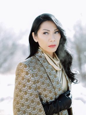 Anggun, Para Perasuk, Gaya Anggun C Sasmi di Sundance dengan Balutan Emas Didit Hediprasetyo