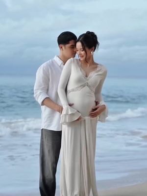 Alyssa Daguise, Al Ghazali, maternity shoot, Maternity shoot, inspirasi outfit maternity, inspirasi maternity shoot, 5 Outfit Maternity Shoot Alyssa Daguise di Pantai, Bernuansa Romantis, 2. V-neck, 3. Messy bun, 4. Makeup natural, 5. Aksesori earrings