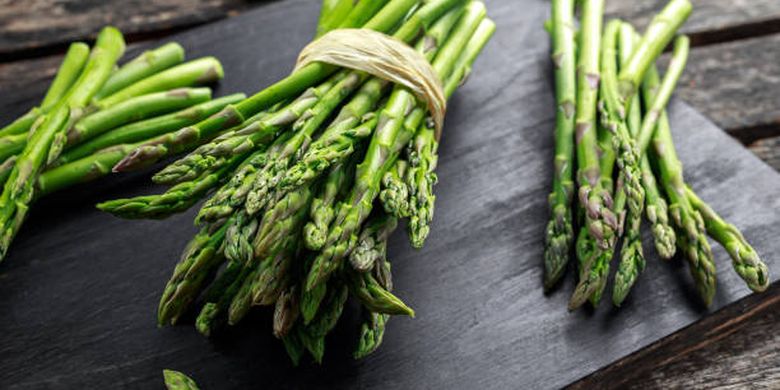 bau badan, makanan penyebab bau badan, makanan penyebab bau badan tak sedap, Makanan Sehari-hari yang Bikin Bau Badan, Konsumsi dengan Bijak, Sayuran silangan, Asparagus, Bawang putih, bawang merah, jinten, dan kari, Makanan laut