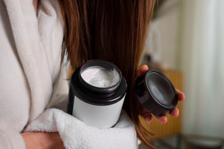 hair oil, hair balm, hair balm untuk apa, perbedaan hair oil dan hair balm, fungsi hair oil, fungsi hair balm, hair oil dipakai kapan, Perbedaan Hair Oil dan Hair Balm, Mana yang Tepat untuk Rambut?