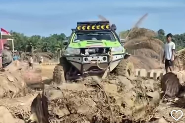 banjir, Toyota Hilux, modifikasi, Off-Road, Spesifikasi Mobil Offroad 6x6 yang Dipakai dalam Misi Kemanusiaan di Aceh