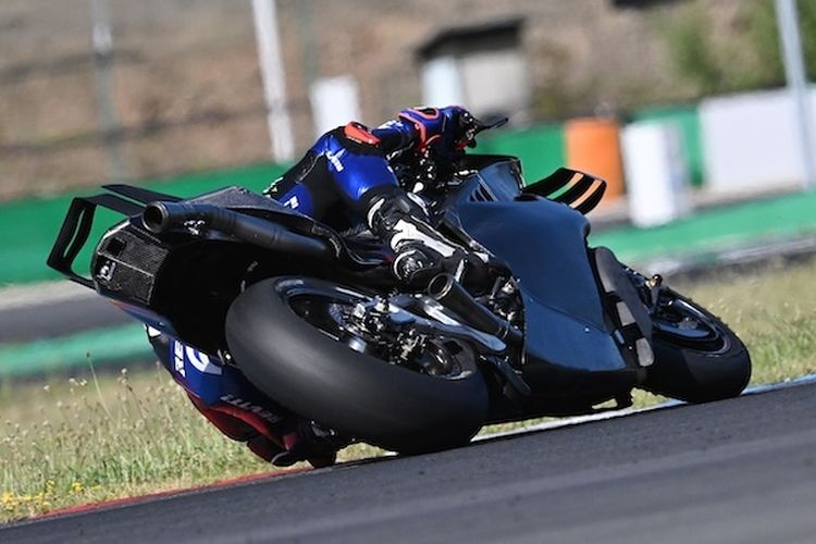 mesin V4, Andrea Dovizioso, Augusto Fernandez, Yamaha Motor Racing, MotoGP, mesin v4, Yamaha M1, augusto fernandez, pebalap tes, motogp 2025, Yamaha Tes Mesin V4, Beda Jauh dengan M1 Sekarang