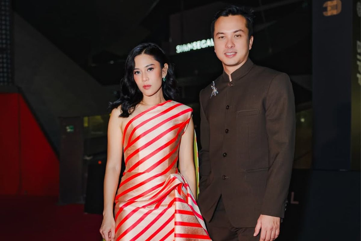 Dian Sastrowardoyo, Dian Sastro, Busan International Film Festival, busana dian sastro, style dian sastro, 8 Detail Outfit Dian Sastro di Busan International Film Festival 2025, Kenakan Gaun Stripes, 1. Gaun stripes rancangan Sebastian Gunawan, 2. Detail draperi yang dramatis, 3. Aksen kain hijau olive, 4. Gaya rambut loose waves, 5. Riasan natural yang menonjolkan mata, 6. Kompak dengan Ali Fikry, 7. Reuni dengan Nicholas Saputra, 8. Aksesori minimalis
