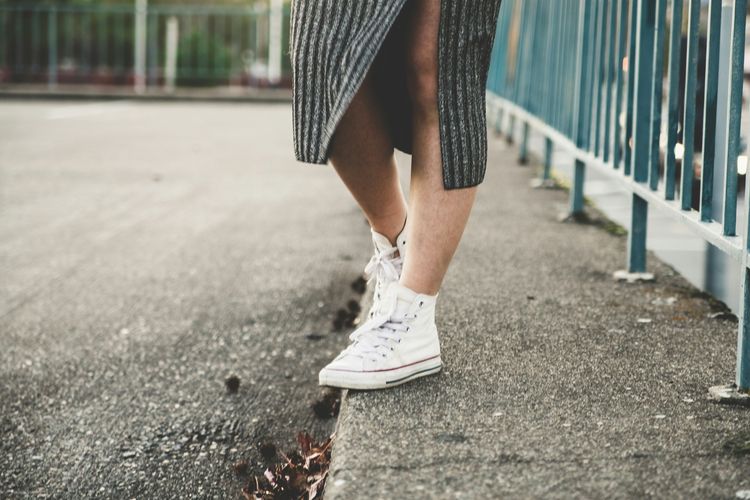 sneakers kw, sneakers asli, cara membedakan sneakers ori dan kw, marak sneakers kw, cara membedakan sneakers, sneakers ori, sneakers palsu, Marak Sneakers Palsu di Pasaran, Jejouw Bagikan 5 Cara Membedakan Sneakers Ori dan KW, 1. Pastikan langsung ke penjual, 2. Cek harga dengan teliti, 3. Perhatikan detail desain dan bahan, 4. Belanja di tempat terpercaya, 5. Jangan mudah tergoda harga murah