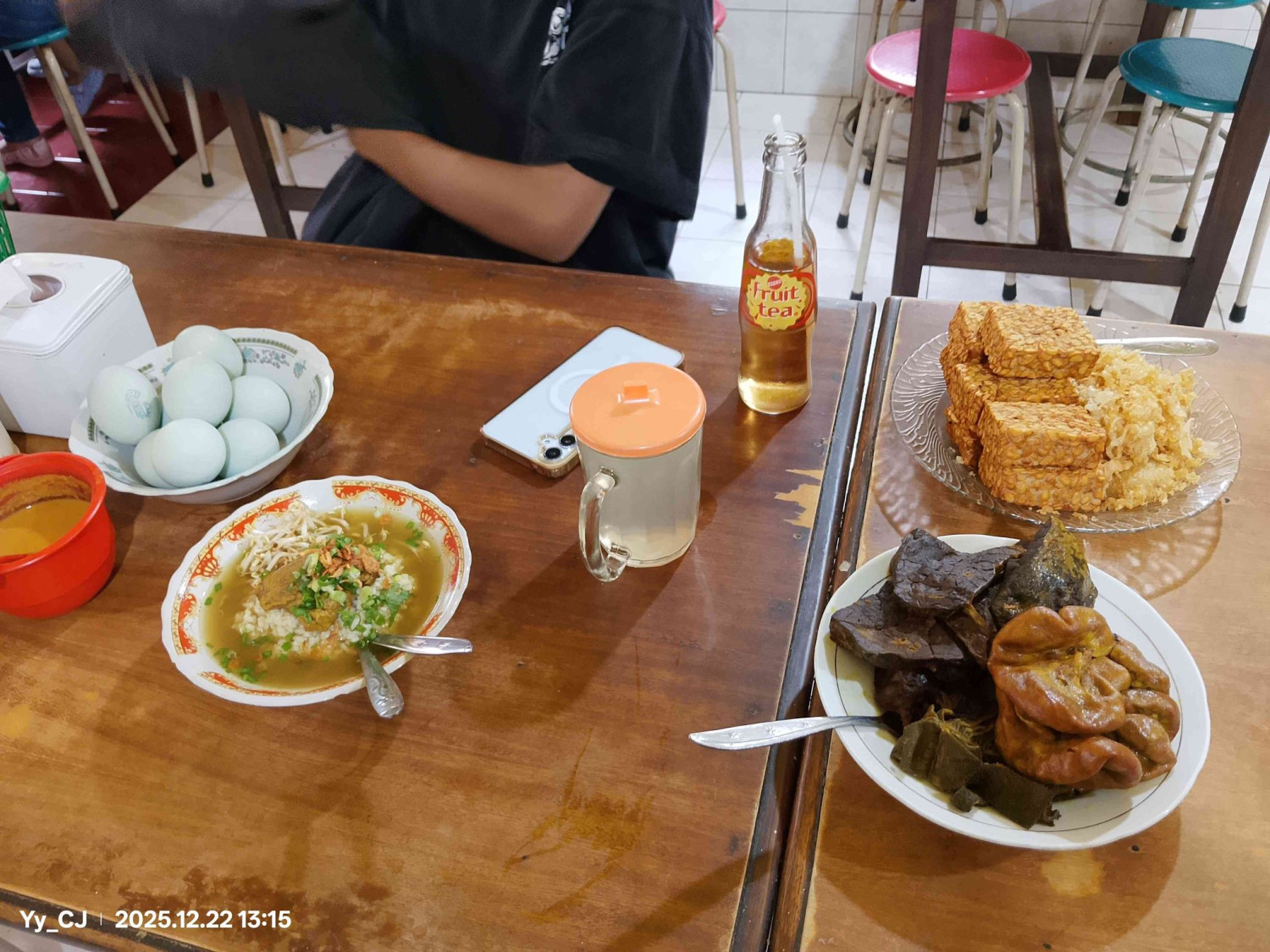 Soto, Malang, Menikmati Kuah Bening Gurih yang Melegenda di Soto Basket Malang Sejak 1950, Paduan Aroma dan Rasa yang Kuat, Soto “Basket”, Tungku Kayu yang Melegenda, Rasa dan Nostalgia, Sang Penjaga Waktu