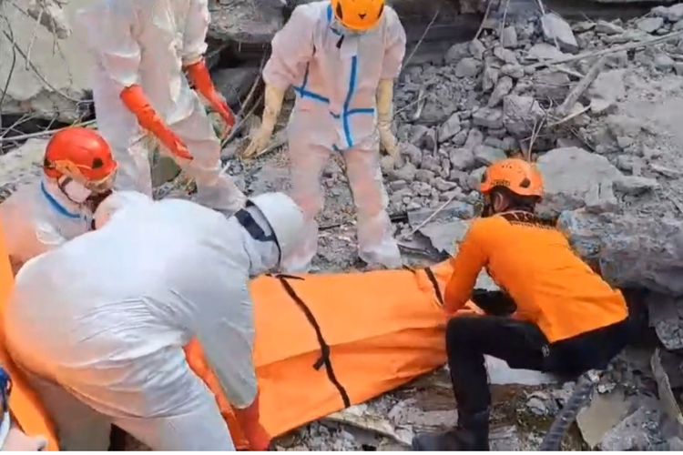 sidoarjo, Al Khoziny, al khoziny buduran sidoarjo, Ponpes Al Khoziny, ponpes al khoziny ambruk, bangunan pondok al khoziny ambruk, ponpes al khoziny buduran sidoarjo, al khoziny buduran, bangunan ponpes al khoziny sidoarjo ambruk, bangunan ponpes al khoziny ambruk, ponpes al khoziny roboh, al khoziny ambruk, Cegah Penyakit Pascabencana, BNPB Semprot Disinfektan di Runtuhan Mushala Al Khoziny, Potensi Penyakit Pascabencana Jadi Fokus Utama, Tim SAR Bekerja 24 Jam, Stamina Jadi Tantangan, Dukungan Kesehatan dan Psikososial, Langkah Pencegahan Jangka Panjang