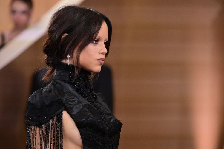 Wednesday, Jenna Ortega, Golden Globes, Jenna Ortega Kembali ke Golden Globe Awards 2026, Gaya Dark Ikonik Jadi Sorotan, Gaun hitam berani di karpet merah, Isyarat pada karakter Wednesday Addams, Riasan minimalis agar busana menonjol, Perjalanan Jenna Ortega di Golden Globes, Pengaruh peran terhadap gaya personal