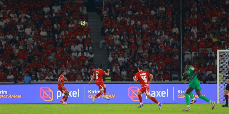 Stadion Utama Gelora Bung Karno, SUGBK, Timnas Indonesia, John Herdman, suporter, Marselino Ferdinan, Miliano Jonathans, Timnas, John Herdman Terpukau Ritual Akhir Laga Suporter Timnas Indonesia di SUGBK