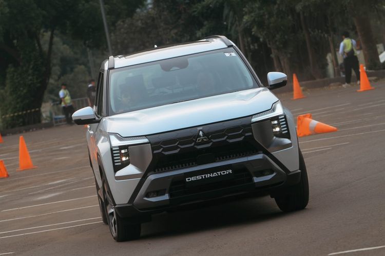 mematikan AC mobil, menyalakan AC mobil, Mematikan AC Mobil, Mitsubishi Destinator, Kena Tilang di Luar Kota, Penjualan Mobil Hybrid, Menyalakan AC Mobil, Populer Otomotif, artikel terpopuler, Penjualan mobil hybrid, kena tilang di luar kota, Mematikan AC Saat Menanjak, Ketilang di Luar Kota