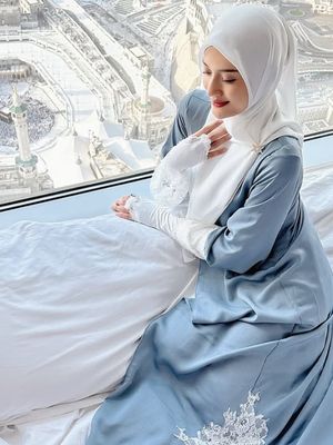 Inspirasi outfit umrah, Annisa Aziza, annisa aziza umrah, inspirasi outfit umrah, inspirasi gamis umrah, gamis umrah, gaya Annisa Aziza umrah, 9 Potret Anggun Anissa Aziza Saat Umrah, Tetap Stylish di Tanah Suci, 1. Nuansa nude, 2. Gaya candid, 3. Nuansa putih, 4. Tas beige, 5. Gamis floral, 6. Sentuhan sutra dengan gaya elegan, 7. Gamis simpel, 8. Nuansa fresh, 9. Gaya duduk manis
