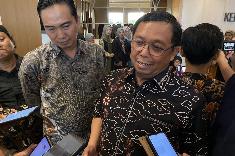 Komisi VI DPR, Herman Khaeron, DPR Ingatkan Risiko Lonjakan Harga BBM Jika Harga Minyak Dunia Terus Naik, Apakah harga BBM bersubsidi akan naik?, Bagaimana kondisi stok BBM saat ini?, Apakah masyarakat perlu khawatir dan melakukan panic buying?, Bagaimana dampaknya terhadap APBN?