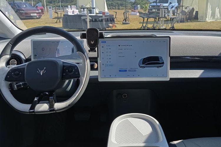 mobil listrik, Arcfox T1, BAIC Indonesia, iims 2026, Uji Coba Arcfox T1: Inovasi Mobil Listrik dari BAIC Indonesia
