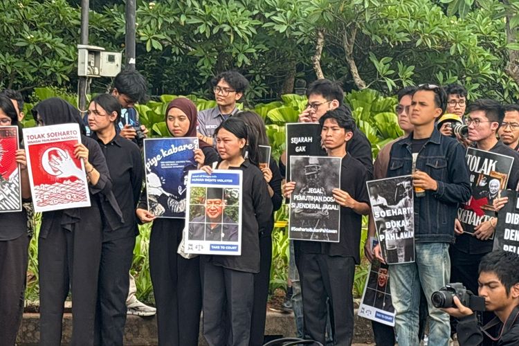 Soeharto, Soeharto pahlawan, gelar pahlawan Soeharto, soeharto pahlawan, gelar pahlawan soeharto, soeharto jadi pahlawan, soeharto calon pahlawan nasional, Sejarawan: Kalau Soeharto Pahlawan, Belajar Apa Generasi Muda dari Masa Itu?, Soeharto Dinilai Penting, tapi Harus Dilihat Secara Proporsional, Masa Pemerintahan Otoriter dan Pelajaran yang Hilang, Catatan Gelap Era Soeharto: HAM dan Demokrasi, Pemerintah: Soeharto Penuhi Syarat Formal, Pro dan Kontra yang Tak Pernah Usai