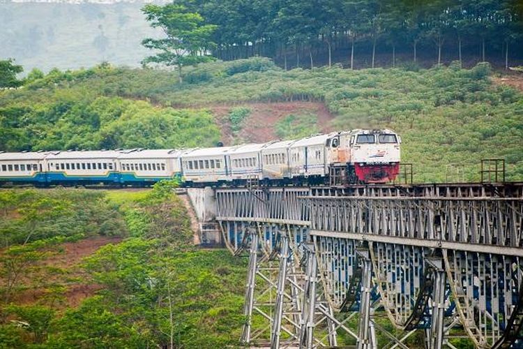 kereta api, 5 Jalur Kereta Api Terindah di Indonesia: Panorama Alam dari Balik Jendela, 1. Jalur KA Jakarta–Bandung, 2. Jalur KA Jakarta–Surabaya, 3. Jalur KA Purwokerto–Jakarta, 4. Jalur KA Blitar–Malang, 5. Jalur KA Surabaya–Bandung (Lintas Selatan Jawa)