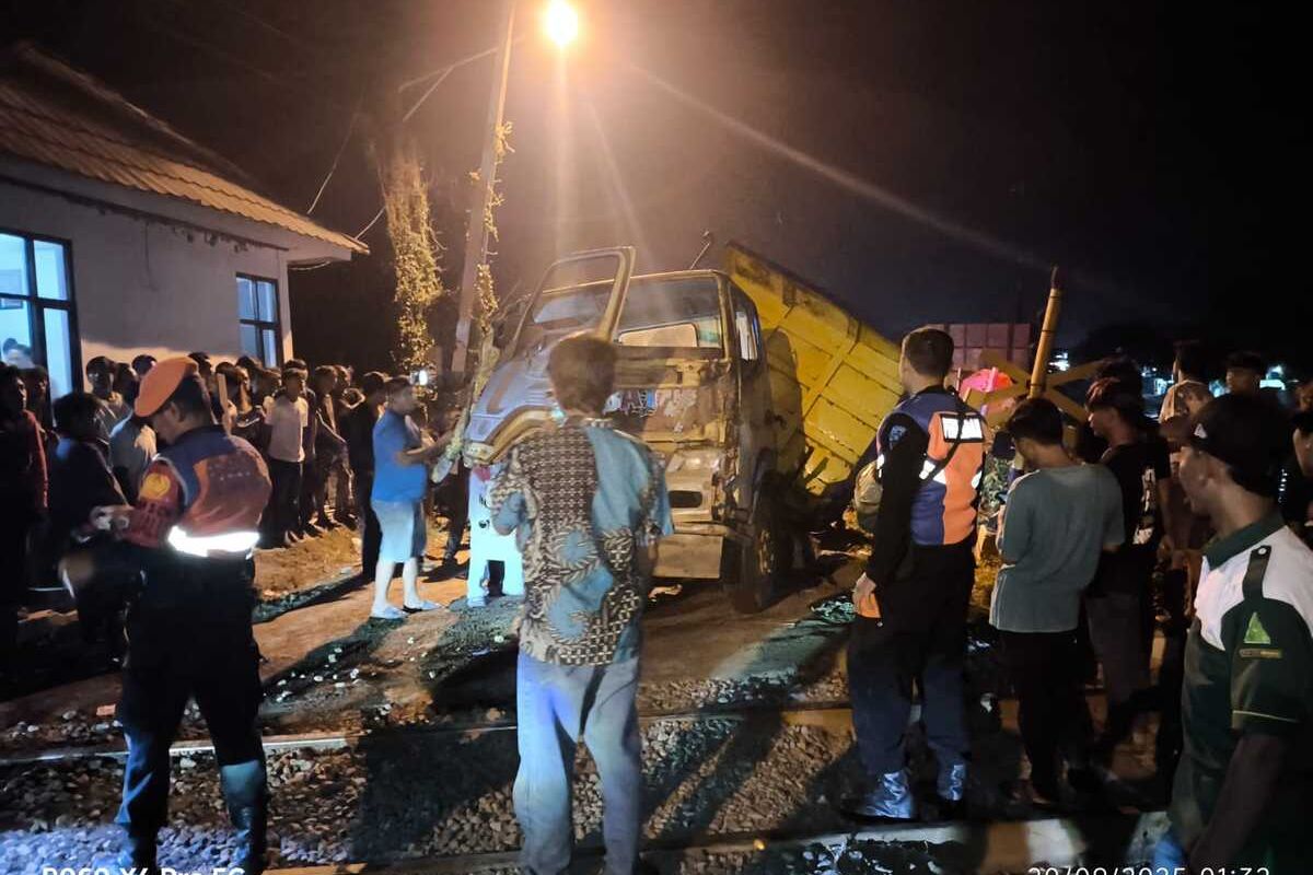 kecelakaan, kereta api, truk, Indramayu, KA Mataram, Penyebab Kecelakaan KA Mataram di Indramayu: Truk Mogok di Rel