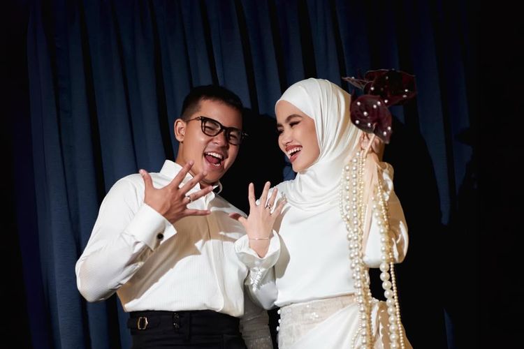Wardah, hourglass, sashfir, fira assegaf, makeup sendiri saat menikah, menikah makeup sendiri, makeup wedding ala sashfir, makeup ala sashfir, lafiye, westman atelier, Makeup Sendiri Saat Menikah, Intip Step by Step Look Natural ala Sashfir, 1. Skin prep jadi kunci, 2. Latihan sebelum hari H wedding, 3. Cushion untuk hasil flawless, 4. Eye makeup dengan sentuhan glitter, 5. Kontur dan highlighter secukupnya, 6. Ombre lips ala pengantin muda
