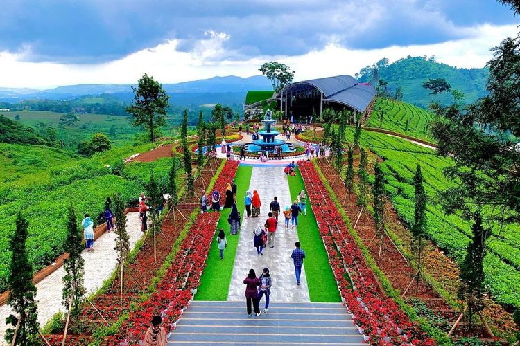 Rainbow Slide, Long Weekend, Nikmati Wahana Rainbow Slide dan Bianglala di D'Castello Ciater, Wahana permainan Rainbow Slide, Taman bunga yang indah di Florawisata D'Castello, Wisatawan Ramai Dimusim Liburan dan Weekend, Nikmati Belasan Wahana Permainan yang Asyik