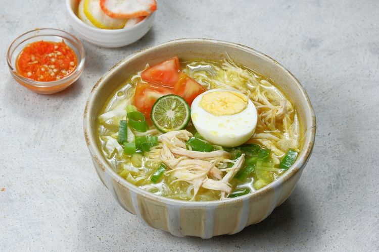 Stasiun Tugu, Stasiun Yogyakarta, stasiun yogyakarta, tempat makan terdekat Stasiun Tugu, kuliner dekat Stasiun Tugu, gudeg dekat Stasiun Yogyakarta, angkringan Stasiun Tugu, 8 Kuliner di Dekat Stasiun Tugu Yogyakarta, Bisa Ditempuh Jalan Kaki, 1. Loko Cafe, 2. Gudeg Mbok Lindu, 3. Soto ayam Pak Gareng, 4. Angkringan Kopi Jos Pak Agus, 5. Yammie Pathuk, 6. Nasi Kuning Muna Cung, 7. Mie Ayam Bandung 59, 8. Tahu Gimbal Pak Yono