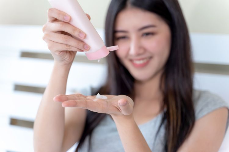 Rahasia Kulit Glowing dan Sehat Selama Puasa Ramadhan, 1. Menjaga pola makan dan hidrasi, 2. Hindari sering menjilat bibir, 3. Gunakan pelembab setelah wudhu, 4. Jangan lupa pakai sunscreen, 5. Istirahat dan olahraga