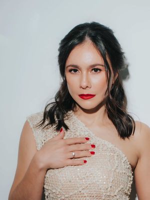 Wulan Guritno, 5 Style Wulan Guritno Usai Jalani Oplas, Bak ABG saat Rayakan Ultah ke-45, 1. Elegan dengan sentuhan bold makeup, 2. Soft glam saat momen ulang tahun, 3. Feminin dalam balutan dress pastel, 4. Kasual chic yang effortless, 5. Polished look dengan sentuhan modern