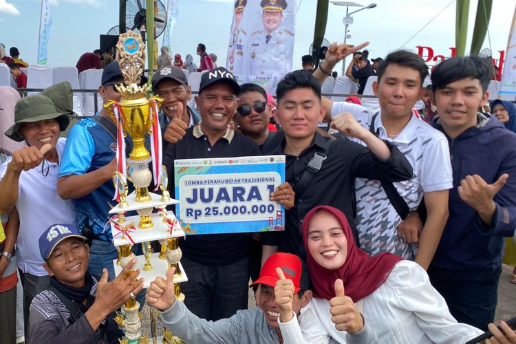 tradisi, palembang, Perahu Bidar, bidara, Sumatera Selatan, festival perahu bidar palembang, festival perahu bidar tradisional, perahu bidar palembang, Menjaga Perahu Bidar Palembang, Tantangan agar Tradisi Tak Usang, Bidar dan Kebanggaan Warga Kota Palembang, Event Setahun Sekali, Bidar Kembali ke Pangkalan, Anak Dayung Ada, tapi Perahu Bidar Hancur, Kecewa, Hadiah Tak Sepadan Perjuangan, Lomba Bidar, Kenapa Tak Se-terkenal Pacu Jalur?, Perahu Kehormatan Sultan, Kini Bidar Jadi Perlombaan, Janji Wali Kota untuk Pelestarian Perahu Bidar