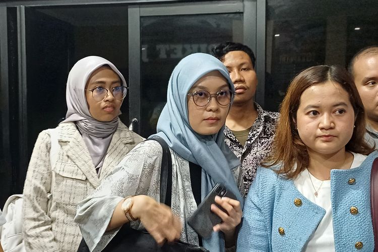 Ashanty, mantan karyawan ashanty, ayu chairun nurisa, mantan karyawan ashanty tersangka, mantan karyawan ashanty ditahan, Mantan Karyawan Ashanty Resmi Ditahan di Polres Tangerang, Kasus Apa?, Ayu Resmi Ditahan di Polres Tangerang Selatan, Akan Ajukan Penangguhan Penahanan, Pesan Ayu dari Balik Tahanan, Akar Perseteruan: Laporan Balasan dan Tuduhan Penggelapan, Fokus ke Langkah Hukum Selanjutnya