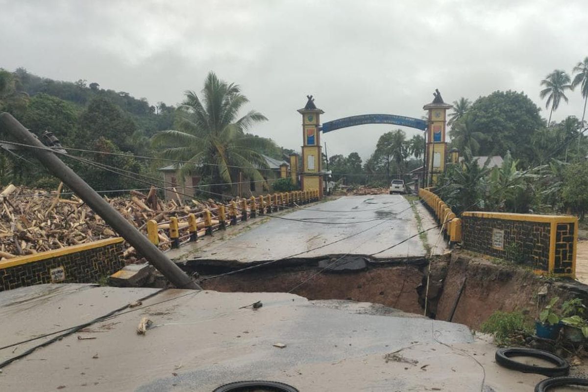 Tapanuli Tengah, Tapanuli, Tapanuli Selatan, akses jalan, tapanuli, Banjir Tapanuli, Banjir Tapanuli Tengah, Banjir Parah di Tapanuli Tengah dan Tapanuli Selatan, Desa Terendam, Jalan Amblas, Jembatan Putus, Empat Jalan Utama Menuju Tapteng Terputus, Banjir Rendam Kecamatan Pandan, Jalan Amblas 25 Sentimeter, Jembatan Penghubung Tapsel–Tapteng Putus Total, Enam Jasad Korban Banjir Bandang Belum Dimakamkan, Identitas Enam Korban