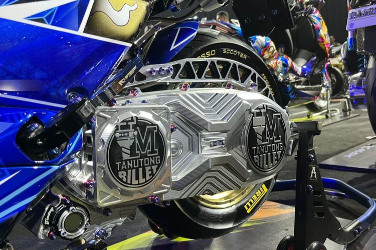 XMAX, modifikasi, CustoMAXI, Yamaha XMAX, King CustoMAXI 2025, Yamaha XMAX Hedon dengan Emblem Emas 18 Karat