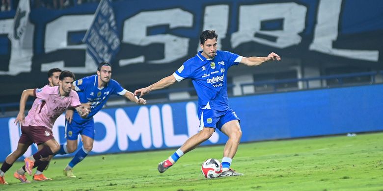 Super League, Thom Haye, August Haye, Persik Kediri, Bibe Cheriva, Kisah di Balik Selebrasi Timang Bayi Thom Haye Usai Bobol Gawang Persik Kediri di GBLA