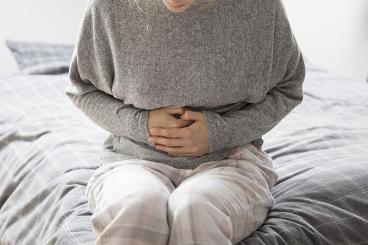 5 Kebiasaan Makan Malam yang Bikin Perut Begah Saat Bangun Tidur, 1. Makan terlalu larut dengan porsi karbohidrat besar, 2. Konsumsi makanan manis berlebihan, 3. Porsi protein yang terlalu banyak, 4. Mengonsumsi buah dalam jumlah besar, 5. Minuman yang memicu gangguan tidur