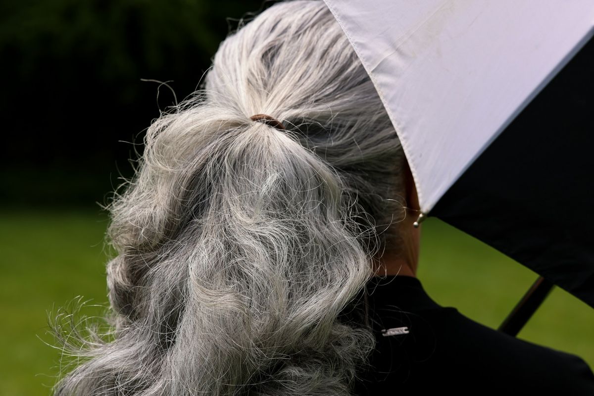uban, mencabut uban, Ketahui, Efek Terlalu Sering Mencabut Uban, Bisa menyebabkan infeksi dan kebotakan lokal, Mengapa uban terlihat lebih kasar?, Apa yang sebaiknya dilakukan?, Menerima perubahan sebagai bagian dari proses hidup