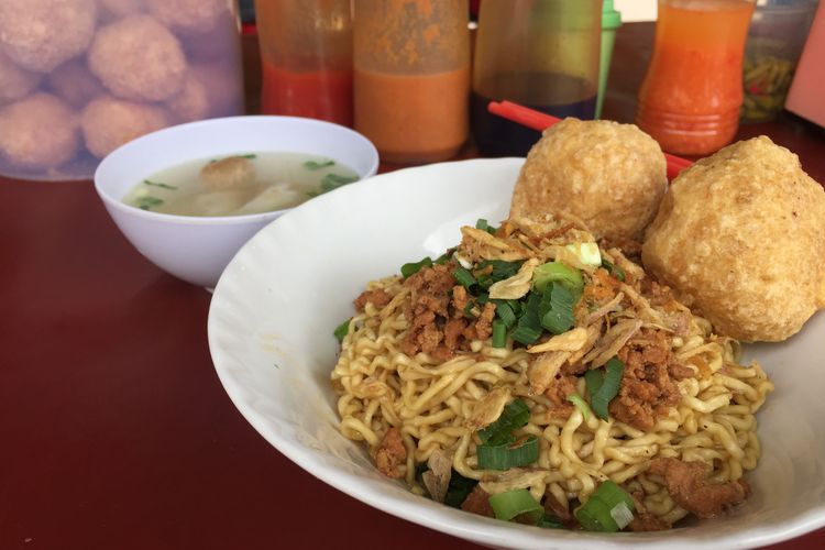 bakmi, Jakarta Barat, 6 Bakmi Legendaris Jakarta Barat, dari Ayam Kampung hingga Sambal Matah, 1. Mie Ayam Uban, 2. Bakmie Keriting P. Siantar 36, 3. Bakmi Acang Grogol, 4. Bakmi Garing Ayam Jamur Rawa Belong, 5. Bakmi Bangka Aloiy 777, 6. Mie Ayam Mae Banjarnegara