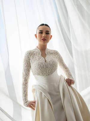 Amanda manopo dan kenny austin, amanda manopo menikah, kenny austin dan amanda manopo, pernikahan amanda manopo, pernikahan Amanda Manopo dan Kenny Austin, amanda manopo sudah menikah, kenny austin dan amanda manopo pacaran, 7 Style Pernikahan Amanda Manopo dan Kenny Austin, Serba Putih nan Romantis, 1.Gaun lace klasik rancangan Hiantjen, 3. Tatanan rambut sleek bun oleh Arnold Dominggus, 4. Makeup nuansa soft glam oleh Bennu Sorumba, 5. Kenny tampil gagah dalam setelan putih, 6. Nail art minimalis bernuansa natural, 7. Perhiasan