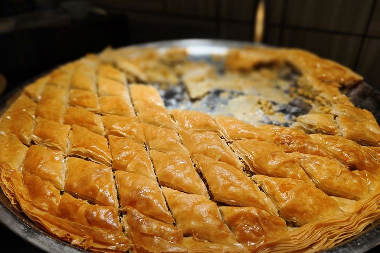 Lebaran, Bosan Ketupat dan Opor? Coba 7 Kuliner Timur Tengah dan Sekitarnya untuk Lebaran, 1. Baklava (Turki), 2. Sheer Khurma (India, Pakistan, Bangladesh), 3. Maamoul (Lebanon, Yordania, Suriah), 4. Tajine (Maroko), 5. Lokum/Turkish Delight (Turki), 6. Bolani (Afghanistan), 7. Biryani (India &amp; Timur Tengah)