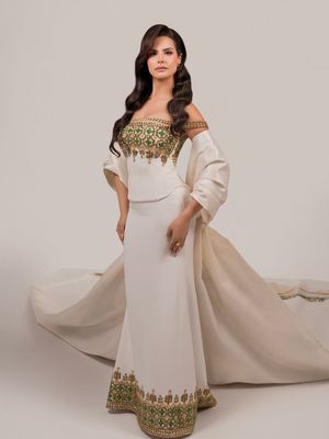 Nadeen Ayoub, nadeen ayoub, gaun miss universe palestina, miss universe palestine 2025, gaun nadeen ayoub, miss universe palestine 2025 nadeen ayoub, Arti Mendalam di Balik Gaun Nadeen Ayoub, Miss Universe Palestina 2025, Terinspirasi dari Tatreez, Warisan Budaya Palestina, Terdapat lukisan Masjid Al-Aqsa dan Gereja Makam Kudus, Makna gambar pohon zaitun, Mahkota Shatweh, representasi perempuan Palestina, Siapa Nadeen Ayoub?