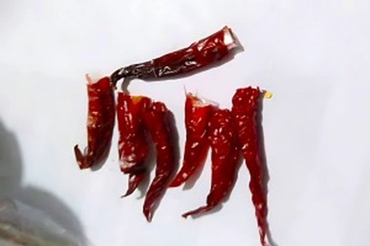 beras, agar beras awet tidak berkutu, agar beras awet, 6 Bumbu Dapur Ini Ternyata Bikin Beras Awet dan Bebas Kutu, Apa Saja?, 1. Gunakan cabai kering, 2. Tambahkan daun jeruk purut, 3. Manfaatkan daun asam jawa, 4. Lada kering sebagai penangkal kutu, 5. Daun belimbing wuluh, 6. Daun pandan untuk aroma harum