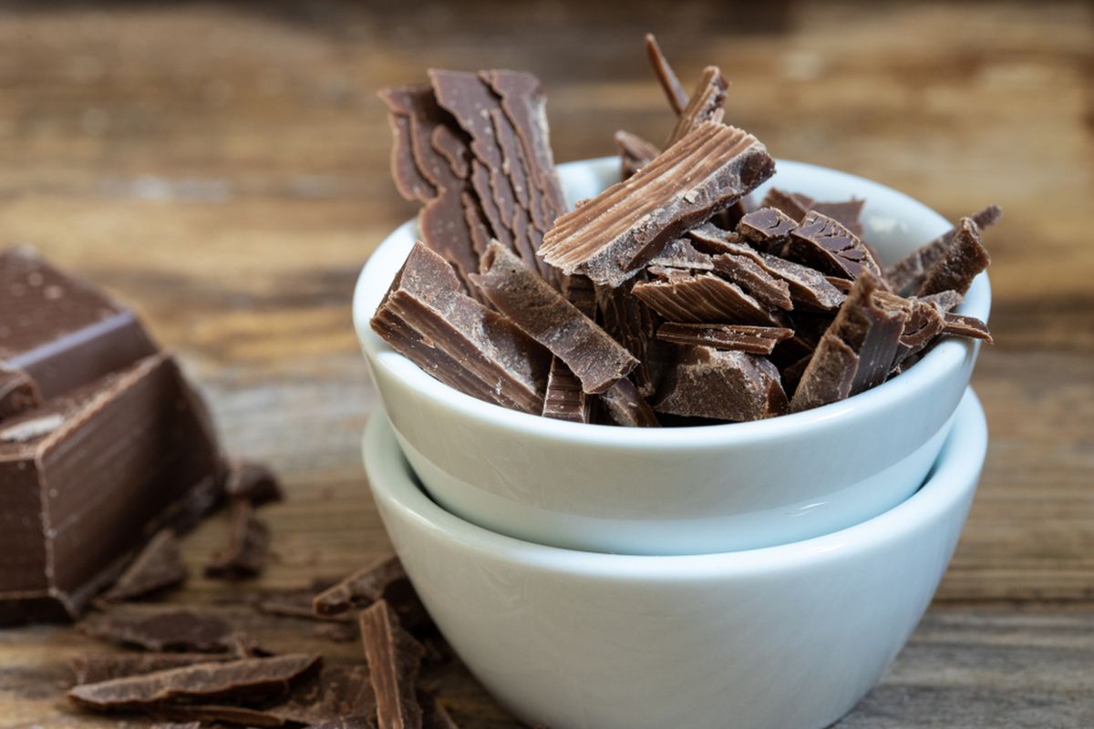 apa itu cokelat couverture, apa bedanya cokelat couverture dan compound, apa beda cokelat couverture dengan compound, apa perbedaan cokelat couverture dan compound, Sama-sama Cokelat, Ini 4 Beda Couverture dan Compound, 1. Bahan baku, 2. Suhu penyimpanan, 3. Harga jual, 4. Kegunaan