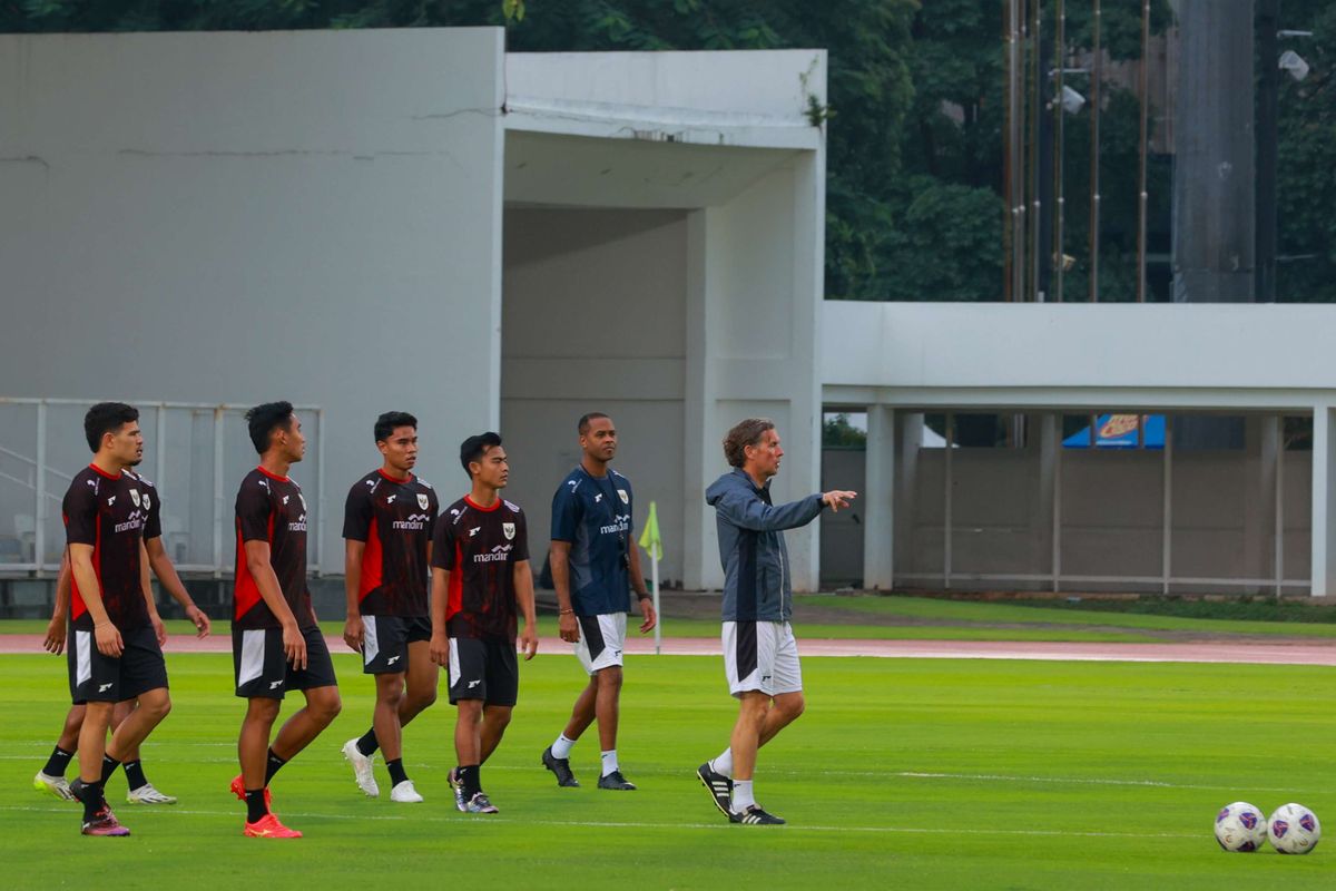 Alex Pastoor, Jordi Cruyff, Ajax Amsterdam, Timnas, Indonesia, PSSI, Ajax, Timnas Indonesia, Mantan Assisten Pelatih Timnas Indonesia Dukung Jordi Cruyff Jadi Dirtek Ajax